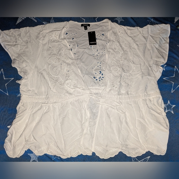 Eyelet Challis Tie-Front Top 4x/26 - Picture 5 of 12